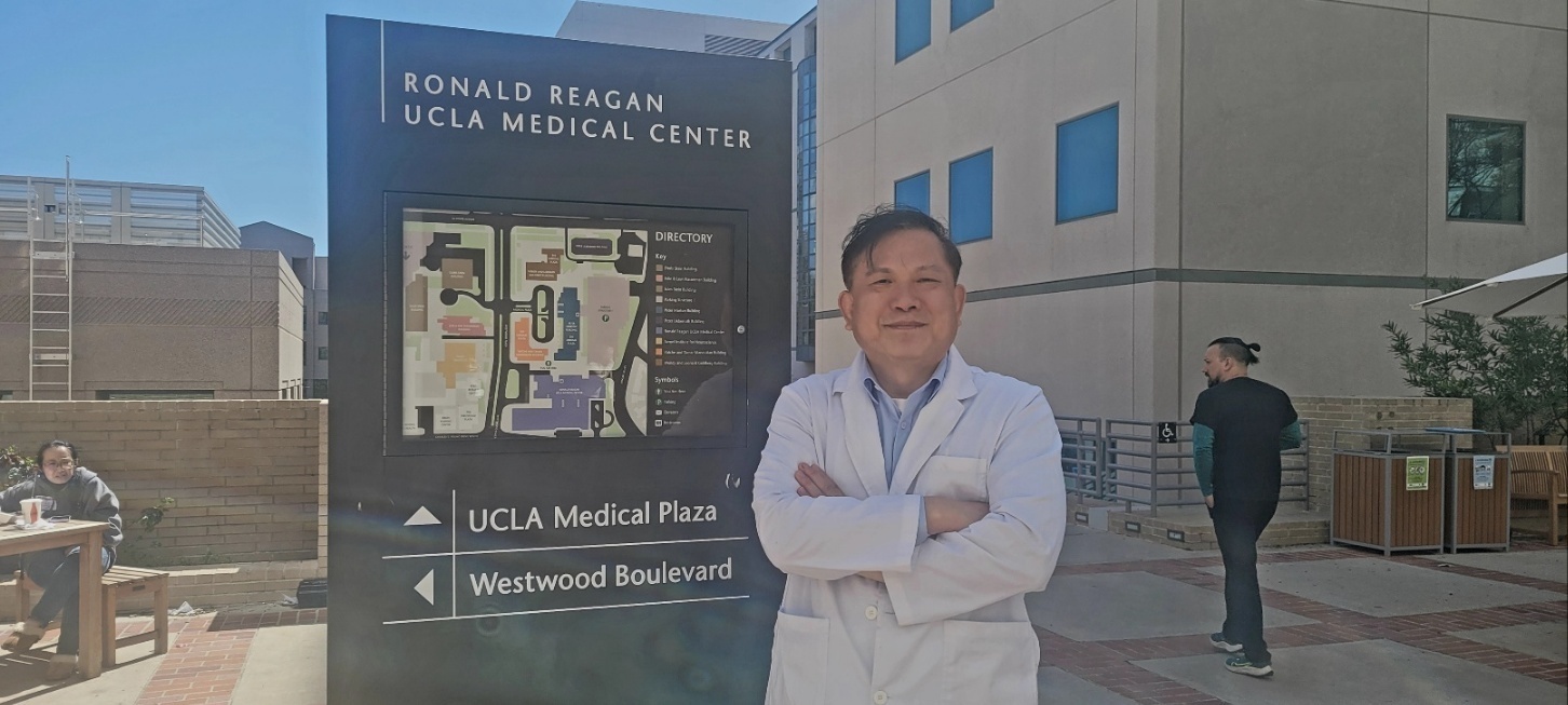 UCLA Medical Center 안내판 앞