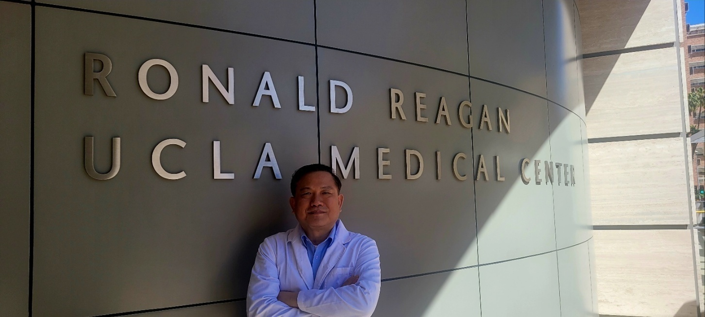 Ronald Reagan UCLA Medical Center 건물 앞