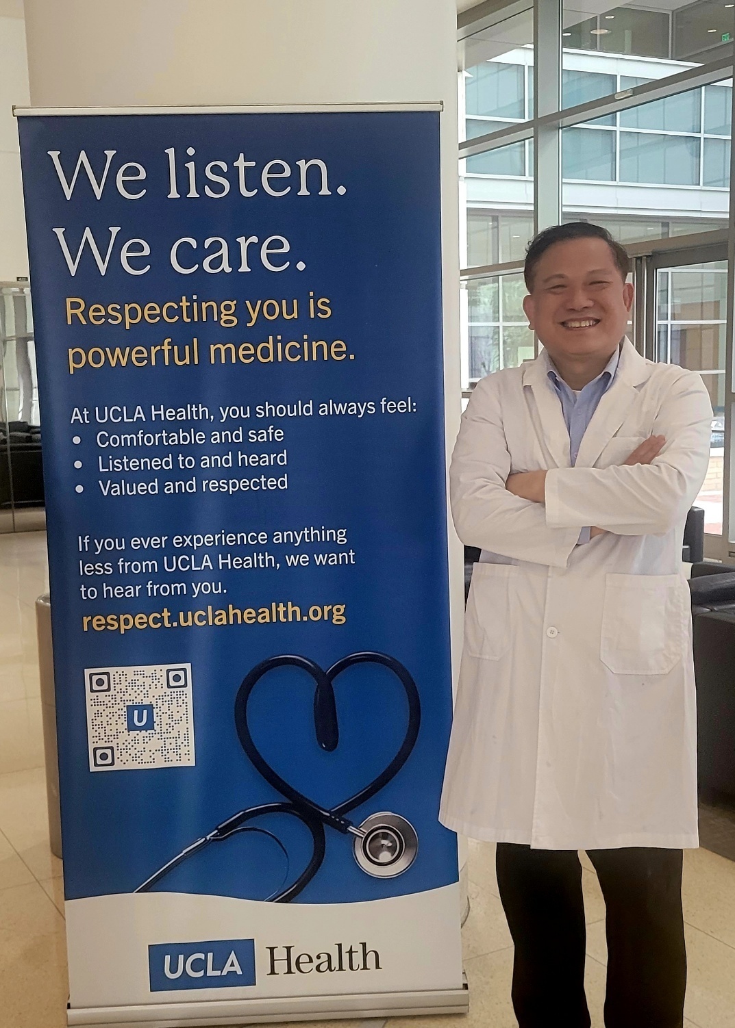 UCLA Health - We listen. We care. 배너 앞의 원장