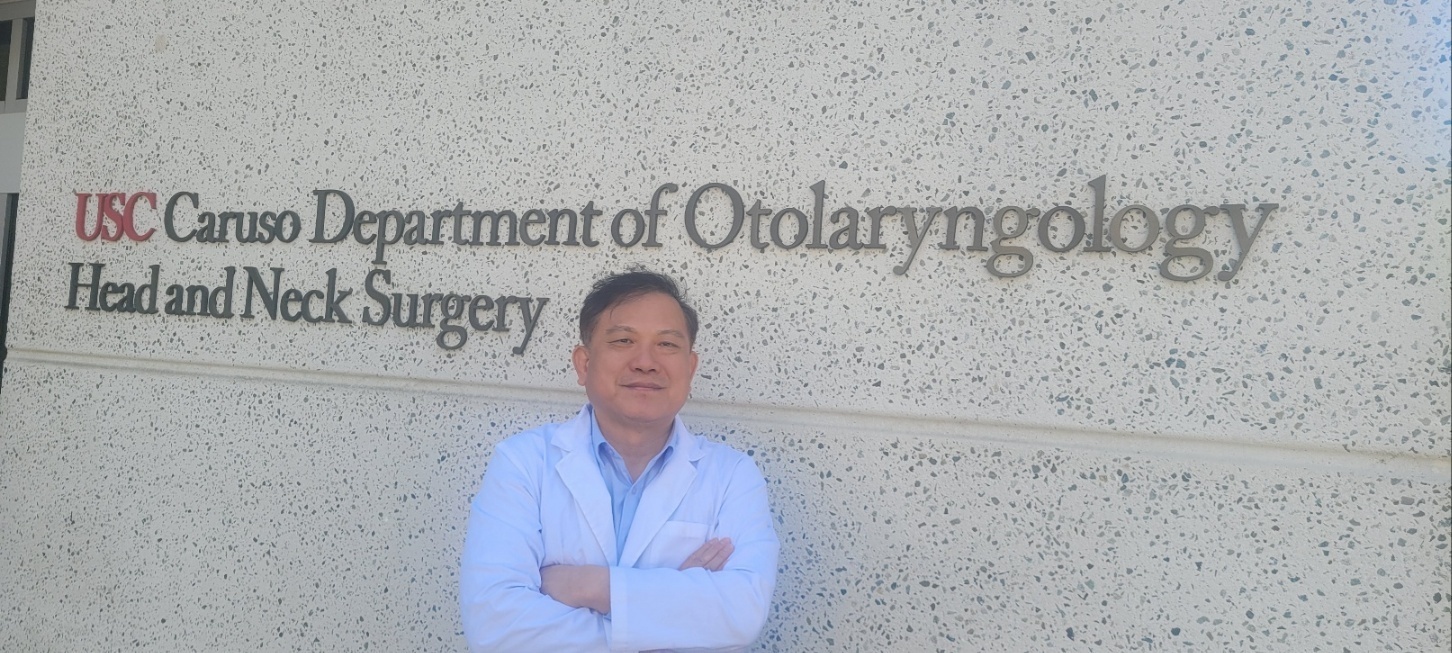 USC Caruso Department of Otolaryngology 앞의 원장