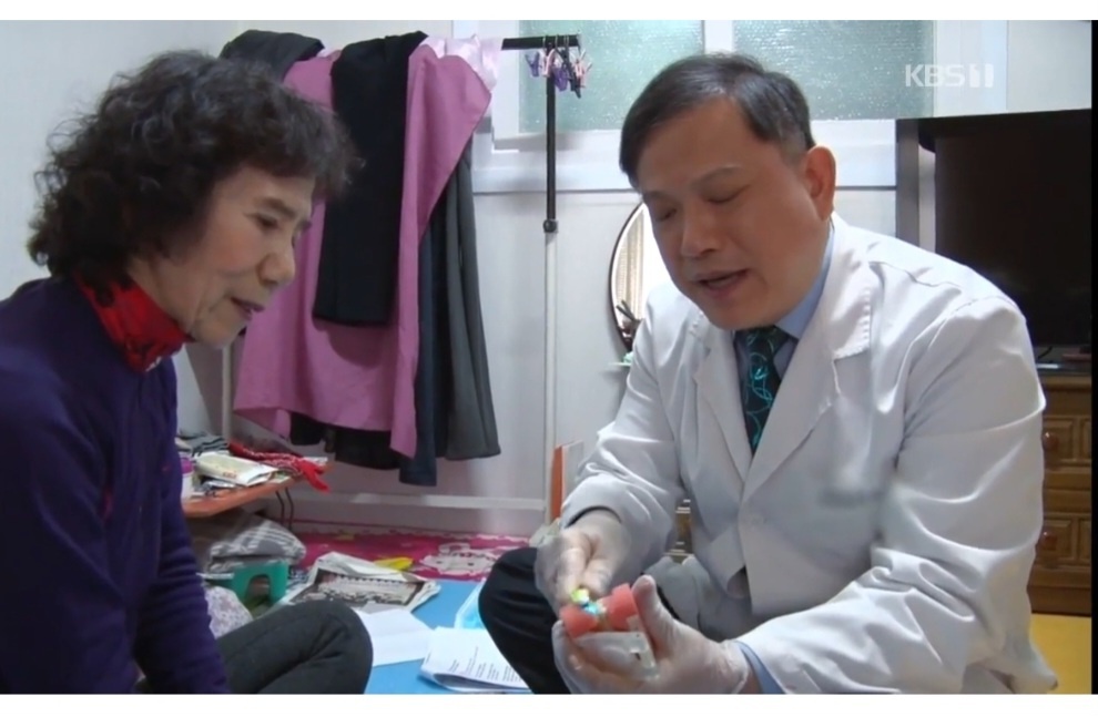 거동이 불편한 어르신을 방문해 진료하는 이창식 원장